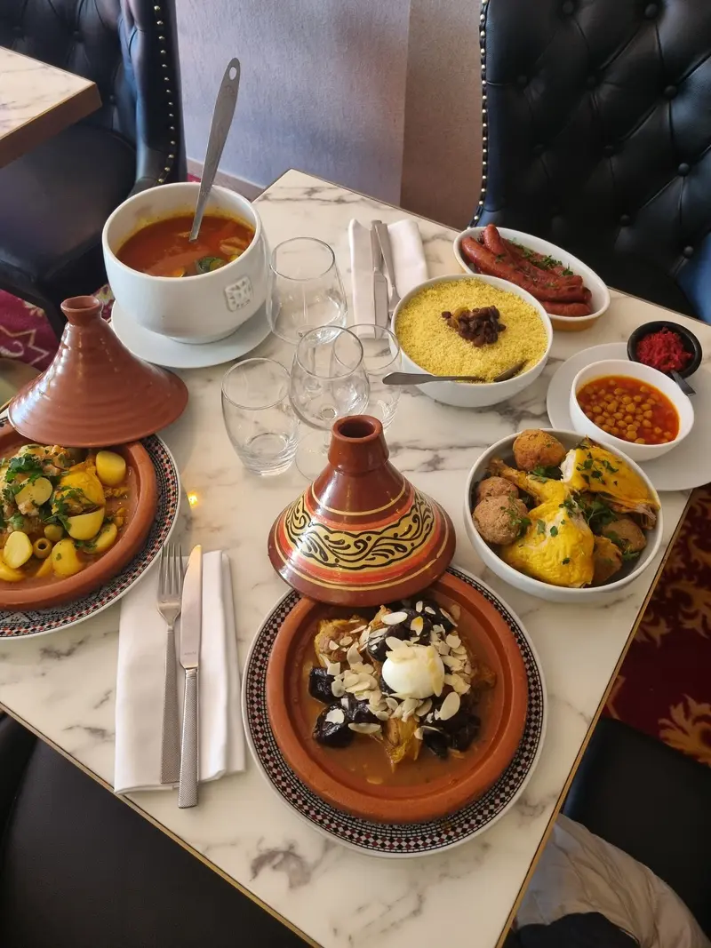 Table dressée avec couscous, tajines et spécialités orientales au restaurant Le Mamounia à Haguenau